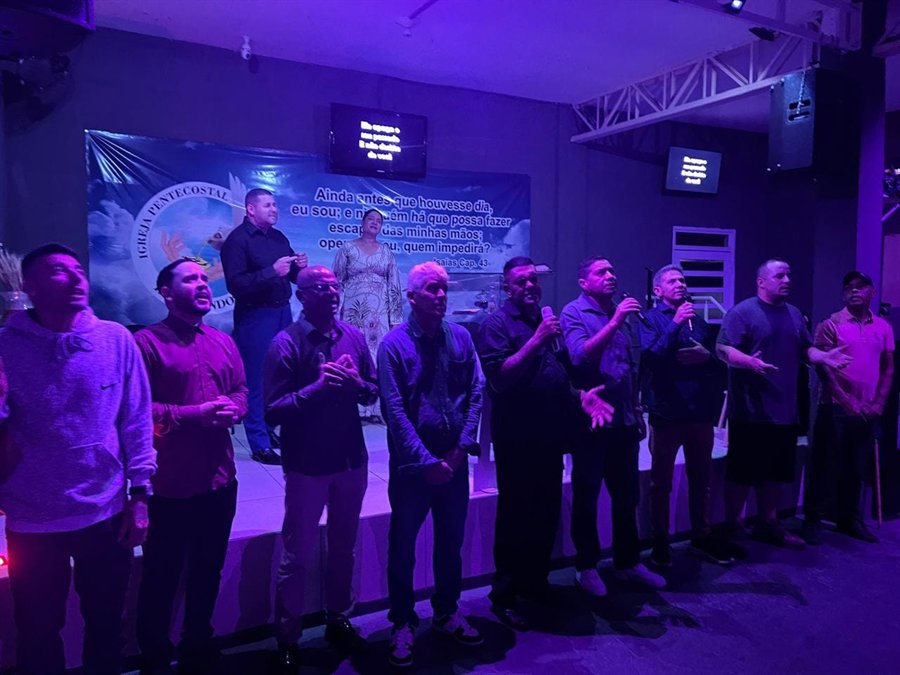 Ministério de varões reunido na igreja
